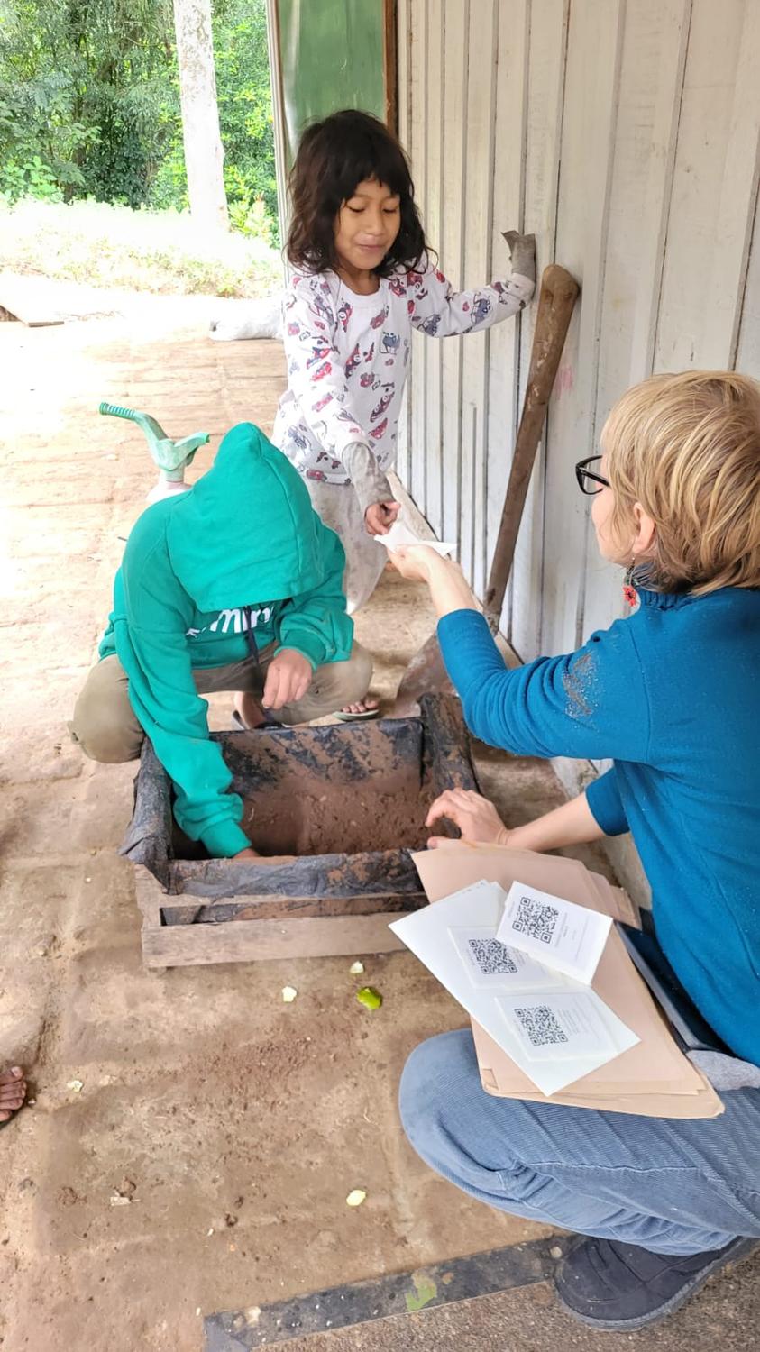 Crianças da Aldeia Ka'Aguy Miri plantando