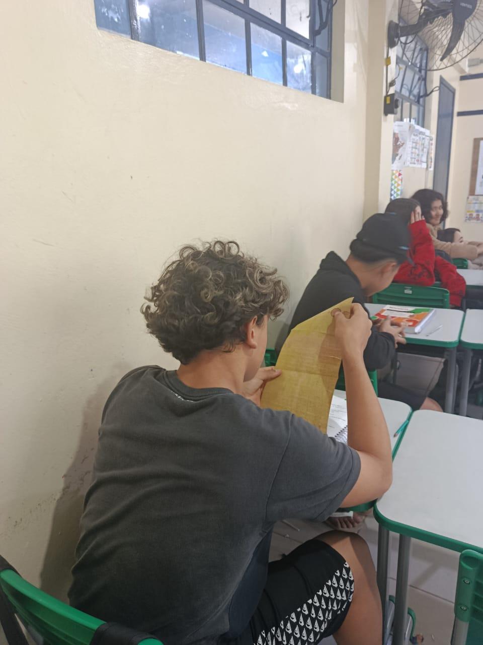 Estudantes tocando o papel de cânhamo
